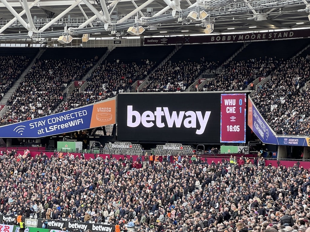 ロンドンスタジアムのbetway広告