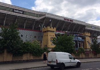 West Ham Unitedのホームスタジアムにスポンサーであるbetwayのロゴが